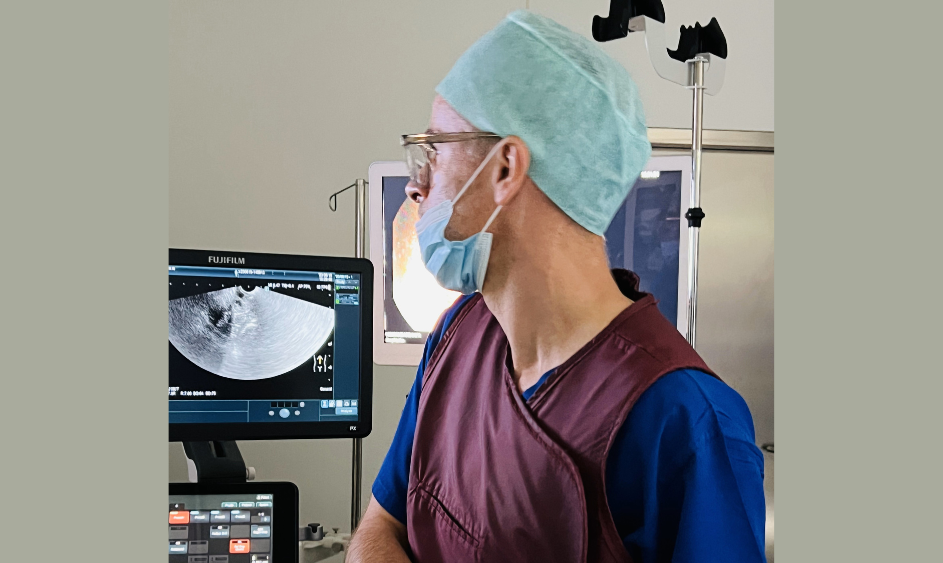 W dniu 19 czerwca 2023 r. w naszym szpitalu specjalista chirurgii ogólnej Dariusz Kania wraz z zespołem wykonał endoskopowe zespolenie żołądka z otorbioną martwicą trzustki pod kontrolą EUS (endoskopowa ultrasonografia).