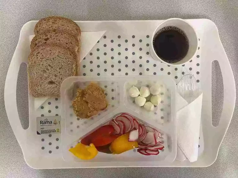Śniadanie: dieta z ograniczeniem łatwoprzyswajalnych węglowodanów

chleb graham 100 g (gluten, sezam), margaryna 60 % tł. 10 g, pasta z ciecierzycy i suszonych pomidorów 50 g, mozzarella light 40 g (mleko), rzodkiewka plastry 30 g, papryka świeża 70 g, herbata czarna b/c 250 ml
