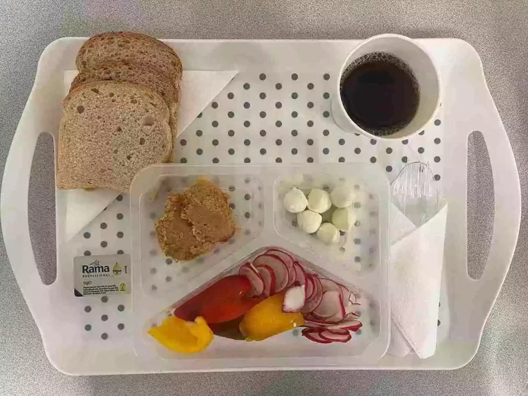 Śniadanie: dieta podstawowa

chleb graham 70 g (gluten, sezam), chleb pszenny 30 g (gluten), margaryna 60 % tł. 10 g, pasta z ciecierzycy i suszonych pomidorów 50 g, mozzarella light 40 g (mleko), rzodkiewka plastry 30 g, papryka świeża 70 g, herbata czarna b/c 250 ml