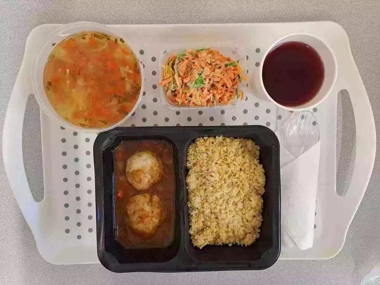 Obiad: dieta z ograniczeniem łatwoprzyswajalnych węglowodanów 

rosół z makaronem 400 ml (seler, gluten, jaja), klopsiki drobiowe w sosie warzywnym 100 g/60 ml (jaja, seler, gluten), kasza bulgur 200 g (gluten), surówka z pora, marchwi i jabłka 150 g (mleko), kompot owocowy b/c 250 ml