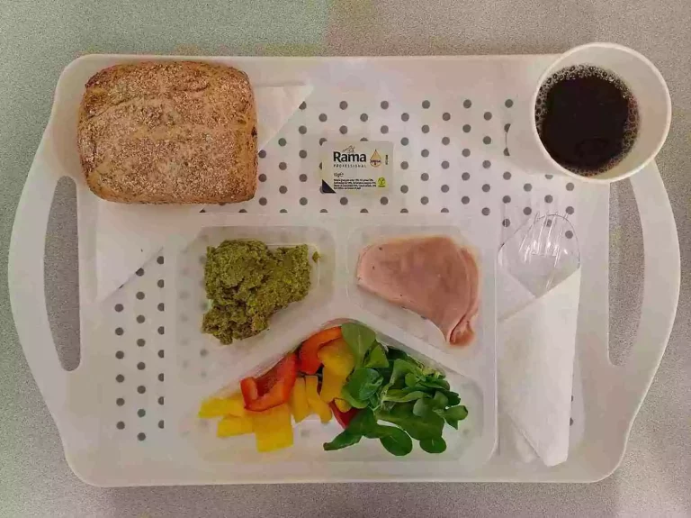 Śniadanie: dieta z ograniczeniem łatwoprzyswajalnych węglowodanów

bułka graham - 1 szt. (100 g) (gluten), margaryna 60 % tł. 10 g, wędlina z indyka 40 g (soja), pasta z zielonego groszku z bazylią 50 g, roszponka 10 g, papryka świeża 80 g, herbata czarna b/c 250 ml