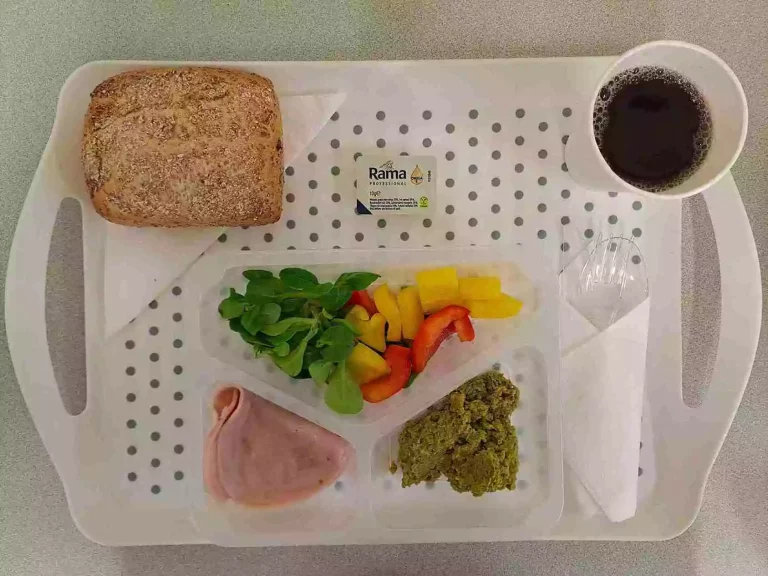 Śniadanie: dieta podstawowa

bułka graham - 1 szt. (100 g) (gluten), margaryna 60 % tł. 10 g, wędlina z indyka 40 g (soja), pasta z zielonego groszku z bazylią 50 g, roszponka 10 g, papryka świeża 80 g, herbata czarna b/c 250 ml