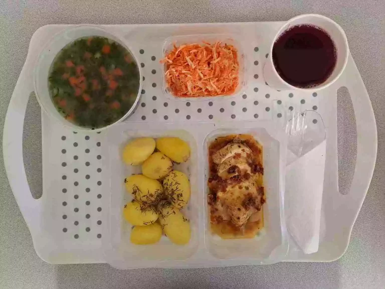 Obiad: dieta z ograniczeniem łatwoprzyswajalnych węglowodanów
szpinakowa z ziemniakami 400 ml (seler, mleko), grillowany filet z kurczaka zapiekany z suszonymi pomidorami i mozzarellą 120 g (mleko), ziemniaki gotowane z koperkiem 200 g, surówka z selera i marchwi 150 g (seler, mleko), kompot owocowy b/c 250 ml Obiad: dieta z ograniczeniem łatwoprzyswajalnych węglowodanów
szpinakowa z ziemniakami 400 ml (seler, mleko), grillowany filet z kurczaka zapiekany z suszonymi pomidorami i mozzarellą 120 g (mleko), ziemniaki gotowane z koperkiem 200 g, surówka z selera i marchwi 150 g (seler, mleko), kompot owocowy b/c 250 ml