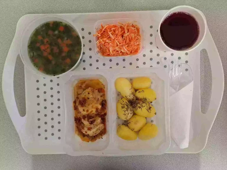 Obiad: dieta podstawowa
szpinakowa z ziemniakami 400 ml (seler, mleko), grillowany filet z kurczaka zapiekany z suszonymi pomidorami i mozzarellą 120 g (mleko), ziemniaki gotowane z koperkiem 200 g, surówka z selera i marchwi 150 g (seler, mleko), kompot owocowy b/c 250 ml Obiad: dieta podstawowa
szpinakowa z ziemniakami 400 ml (seler, mleko), grillowany filet z kurczaka zapiekany z suszonymi pomidorami i mozzarellą 120 g (mleko), ziemniaki gotowane z koperkiem 200 g, surówka z selera i marchwi 150 g (seler, mleko), kompot owocowy b/c 250 ml
