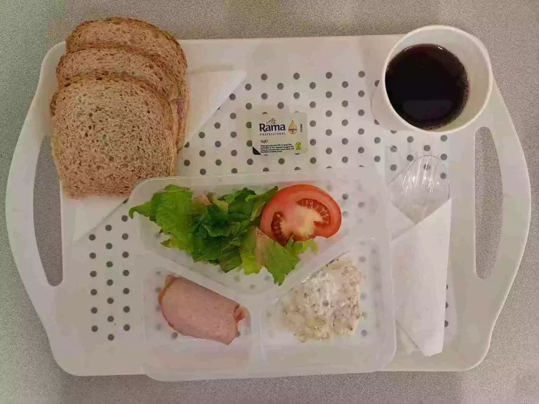Śniadanie: dieta z ograniczeniem łatwoprzyswajalnych węglowodanów

chleb graham 100 g (gluten, sezam), margaryna 60 % tł. 10 g, polędwica sopocka 40 g (soja), pasta z twarogu z oliwkami 40 g (mleko), mix sałat 20 g, pomidor 80 g, herbata czarna b/c 250 ml