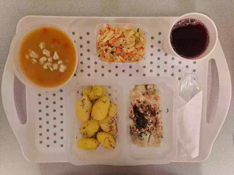 Obiad: dieta z ograniczeniem łatwoprzyswajalnych węglowodanów 

krem z grochu z majerankiem 400 ml (mleko, seler), miruna zapiekana w warzywach 130 g (ryba, seler), ziemniaki gotowane z koperkiem 200 g, surówka z kapusty kiszonej 150 g, kompot owocowy b/c 250 ml