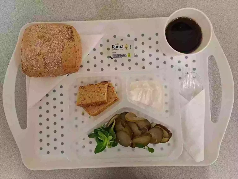 Śniadanie: dieta z ograniczeniem łatwoprzyswajalnych węglowodanów

bułka graham - 1 szt. (100 g) (gluten), margaryna 60 % tł. 10 g, serek bieluch 30 g (mleko), pasztet z selera 70 g (seler, gluten, jaja), roszponka 10 g, ogórek kiszony 90 g herbata czarna b/c 250 ml