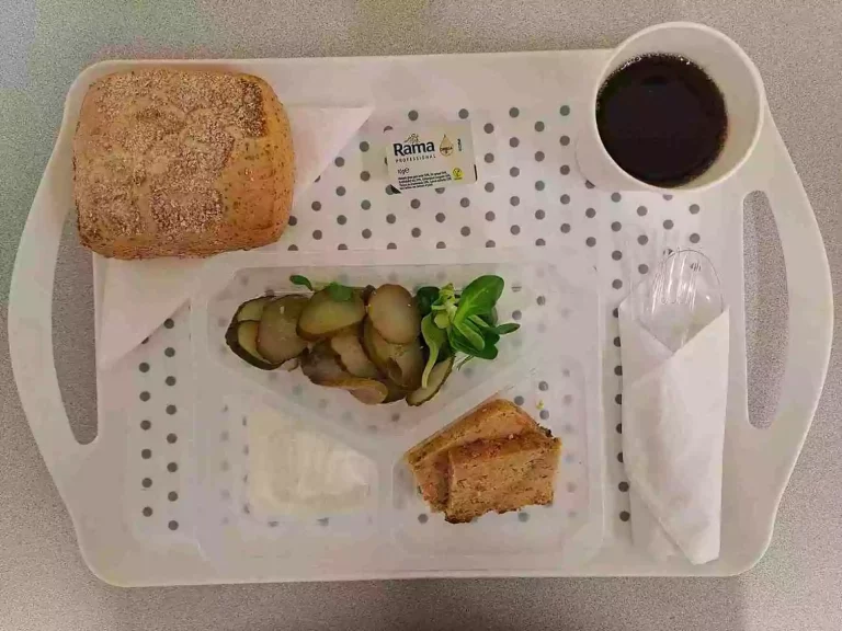 Śniadanie: dieta podstawowa

bułka graham - 1 szt. (100 g) (gluten), margaryna 60 % tł. 10 g, serek bieluch 30 g (mleko), pasztet z selera 70 g (seler, gluten, jaja), roszponka 10 g, ogórek kiszony 90 g herbata czarna b/c 250 ml