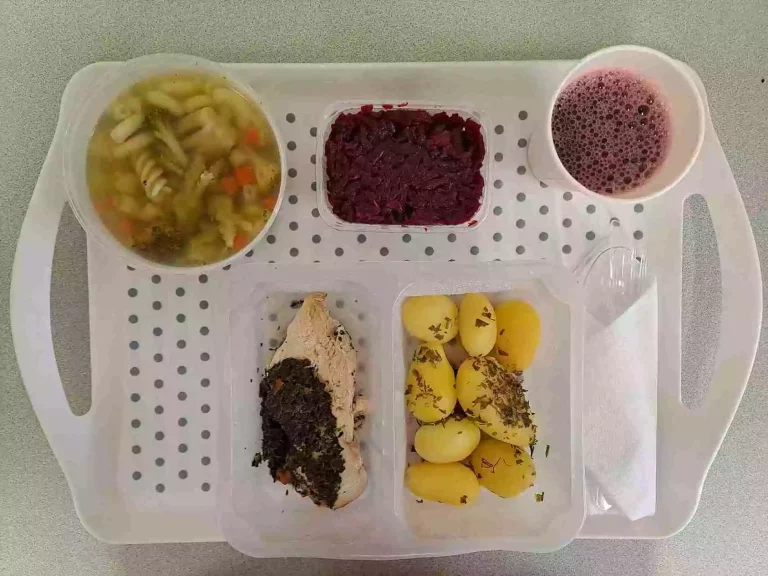 Obiad: dieta z ograniczeniem łatwoprzyswajalnych węglowodanów 

kompot owocowy b/c - 250ml, zupa brokułowa z makaronem - 400ml (mleko, gluten, jaja, seler), filet z kurczaka faszerowany szpinakiem - 120g, ziemniaki gotowane -200g, buraczki tarte z jabłkiem - 150g
