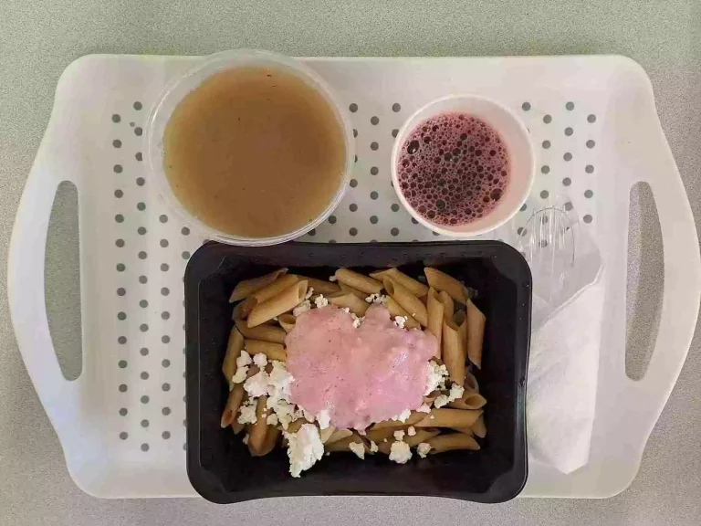 Śniadanie: dieta z ograniczeniem łatwoprzyswajalnych węglowodanów

kompot owocowy - 250ml, zupa pieczarkowa z ziemniakami - 400ml (mleko, seler), makaron razowy – 200g (gluten, jaja), biały ser - 150g (mleko), sos truskawkowy ze słodzikiem - 100ml (mleko, gluten)