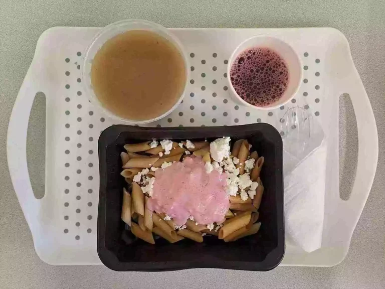 Obiad: dieta podstawowa

kompot owocowy - 250ml, zupa pieczarkowa z ziemniakami - 400ml (mleko, seler), makaron razowy – 200g (gluten, jaja), biały ser - 150g (mleko), sos truskawkowy ze słodzikiem - 100ml (mleko, gluten)