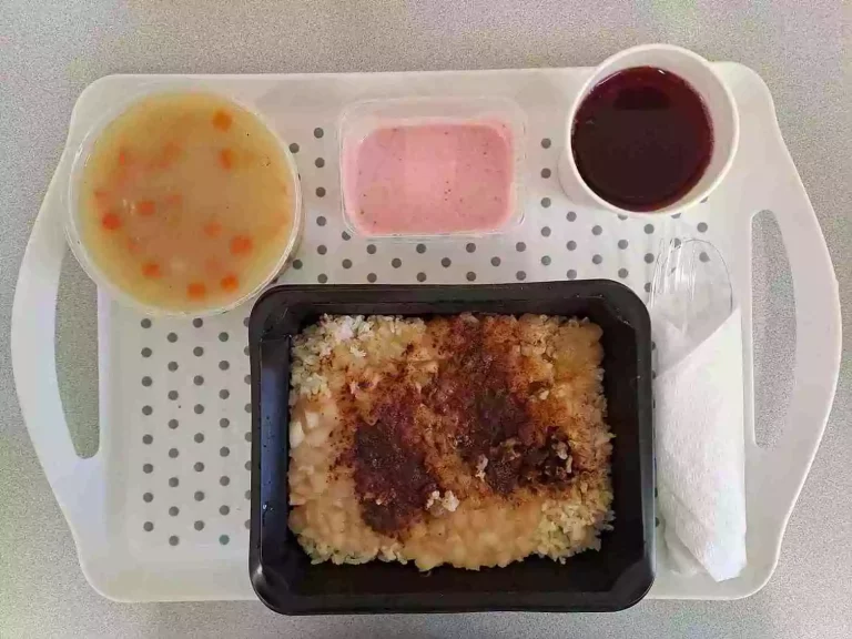 Obiad: dieta z ograniczeniem łatwoprzyswajalnych węglowodanów 

kompot owocowy b/c 250ml, krupnik z ziemniakami i mięsem drobiowym 400 ml (gluten, seler), ryż brązowy zapiekany z jabłkami i cynamonem 400g, sos jogurtowo – truskawkowy z dodatkiem słodzika 100 ml (mleko)