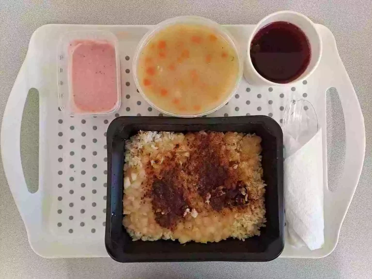Obiad: dieta podstawowa

kompot owocowy b/c 250ml, krupnik z ziemniakami i mięsem drobiowym 400 ml (gluten, seler), ryż brązowy zapiekany z jabłkami i cynamonem 400g, sos jogurtowo – truskawkowy z dodatkiem słodzika 100 ml (mleko)