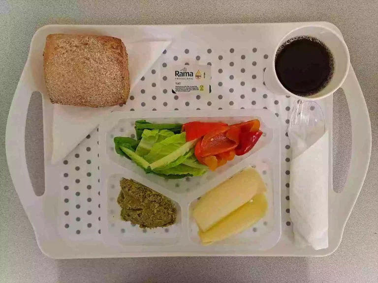 Śniadanie: dieta z ograniczeniem łatwoprzyswajalnych węglowodanów

herbata czarna b/c 250ml, bułka graham 100 g (gluten), margaryna 60% tł. 10 g, pasta z zielonego groszku z bazylią 50 g, ser żółty 40 g (mleko), sałata rzymska 20 g, papryka konserwowa 80 g