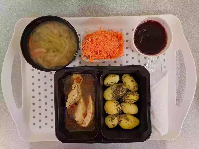 Obiad: dieta z ograniczeniem łatwoprzyswajalnych węglowodanów 

kompot owocowy b/c 250ml, ogórkowa z ryżem 400 ml (seler, mleko), filet z kurczaka pieczony 100 g, sos pieczarkowy 70 ml (mleko, gluten), ziemniaki gotowane z koperkiem 200 g, surówka z selera i marchwi 150 g (seler, mleko)
