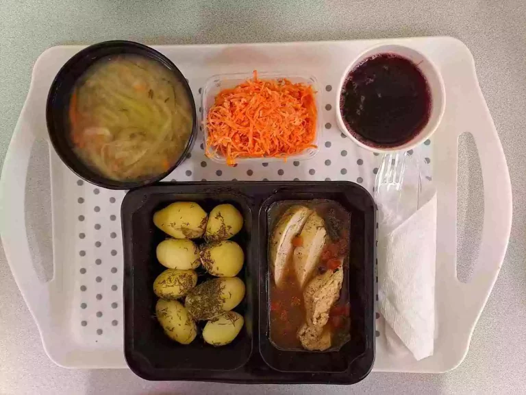 Obiad: dieta podstawowa

kompot owocowy b/c 250ml, ogórkowa z ryżem 400 ml (seler, mleko), filet z kurczaka pieczony 100 g, sos pieczarkowy 70 ml (mleko, gluten), ziemniaki gotowane z 
koperkiem 200 g, surówka z selera i marchwi 150 g (seler, mleko)
