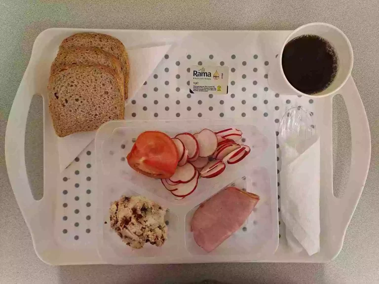 Śniadanie: dieta z ograniczeniem łatwoprzyswajalnych węglowodanów
herbata czarna b/c 250ml, chleb graham 70 g (gluten, sezam), chleb pszenny 30 g (gluten), margaryna 60% tł. 10 g, szynka wuja jana 40 g (soja), pasta z twarogu z suszonymi pomidorami 40 g (mleko), rzodkiewka plastry 30 g, pomidor 70 g Śniadanie: dieta z ograniczeniem łatwoprzyswajalnych węglowodanów
herbata czarna b/c 250ml, chleb graham 70 g (gluten, sezam), chleb pszenny 30 g (gluten), margaryna 60% tł. 10 g, szynka wuja jana 40 g (soja), pasta z twarogu z suszonymi pomidorami 40 g (mleko), rzodkiewka plastry 30 g, pomidor 70 g
