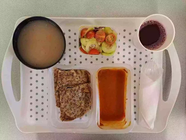 Obiad: dieta z ograniczeniem łatwoprzyswajalnych węglowodanów 

 kompot owocowy b/c 250ml, żurek z ziemniakami 400 ml (gluten, seler, mleko), naleśniki ze szpinakiem i fetą 300 g (jaja, gluten, mleko), sos pomidorowy 100 ml (mleko), mix warzyw w sosie vinegret 150 g