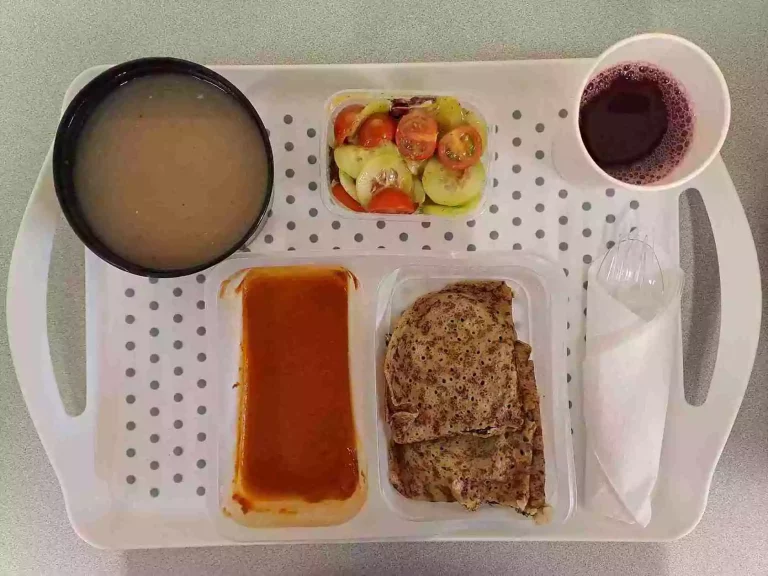 Obiad: dieta podstawowa

kompot owocowy b/c 250ml, żurek z ziemniakami 400 ml (gluten, seler, mleko), naleśniki ze szpinakiem i fetą 300 g (jaja, gluten, mleko), sos pomidorowy 100 ml (mleko), mix warzyw w sosie vinegret 150 g
