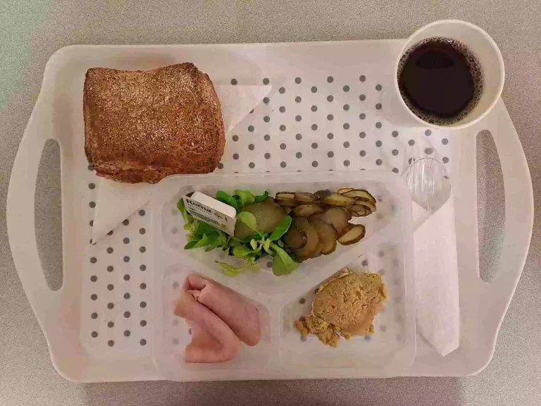 Śniadanie: dieta podstawowa

herbata czarna b/c 250ml, bułka graham 100 g (gluten), margaryna 60% tł. 10 g, hummus 40 g (sezam), wędlina z indyka 40 g (soja), roszponka 10 g, ogórek kiszony 90 g