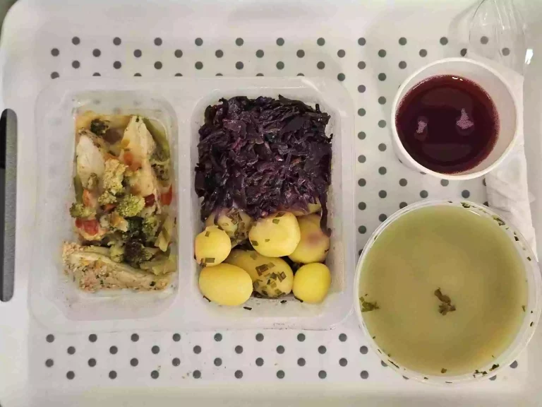 Obiad: dieta z ograniczeniem łatwoprzyswajalnych węglowodanów 

Kompot owocowy b/c 250ml, Szpinakowa z ryżem 400 ml (mleko, seler), Filet z kurczaka zapiekany z brokułem, papryką i mozzarellą 130 g (mleko), Ziemniaki gotowane z koperkiem 200 g, Kapusta czerwona duszona 150 g.