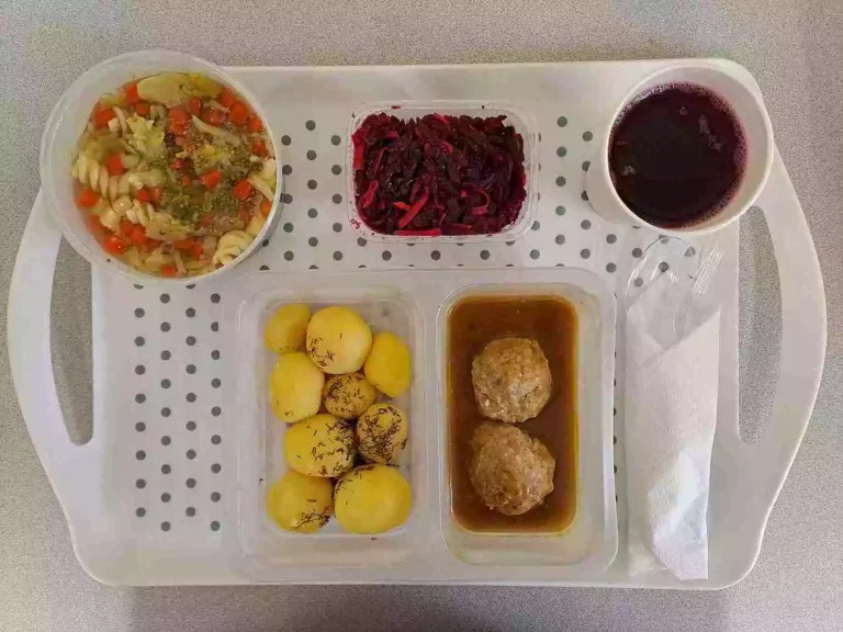 Obiad: dieta z ograniczeniem łatwoprzyswajalnych węglowodanów 

kompot owocowy b/c 250ml, brokułowa z makaronem 400ml (gluten, seler, jaja mleko), kotlet mielony wieprzowy 100 g (jaja, gluten, mleko), ziemniaki gotowane z koperkiem 200 g, sałatka z buraczków, marchewki i ogórka kiszonego 150 g