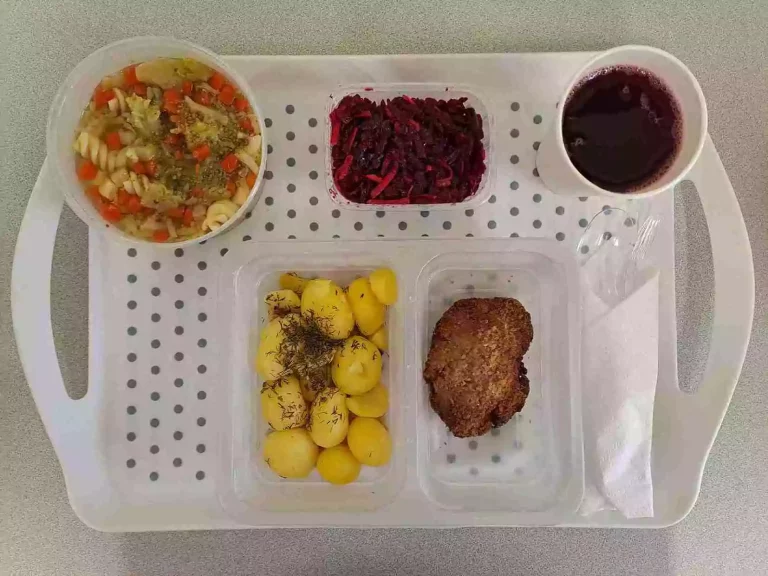 Obiad: dieta podstawowa

kompot owocowy b/c 250ml, brokułowa z makaronem 400ml (gluten, seler, jaja mleko), kotlet mielony wieprzowy 100 g (jaja, gluten, mleko), ziemniaki gotowane z koperkiem 200 g, sałatka z buraczków, marchewki i ogórka kiszonego 150 g