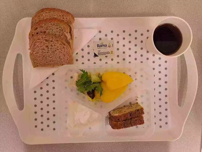 Śniadanie: dieta z ograniczeniem łatwoprzyswajalnych węglowodanów

herbata czarna b/c 250ml, chleb graham 100 g (gluten, sezam), margaryna 60% tł. 10 g, pasztet z cukinii 70 g (jaja, gluten), serek bieluch 50 g (mleko), mix sałat 20 g, papryka świeża 80 g