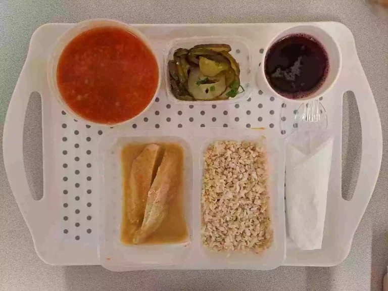 Obiad: dieta z ograniczeniem łatwoprzyswajalnych węglowodanów 

kompot owocowy b/c 250ml, pomidorowa z zacierką 400 ml (jaja, gluten, mleko, seler), kurczak pieczony w sosie musztardowym 100 g /70 ml (mleko), ryż brązowy 200 g, surówka z ogórków kiszonych 150 g