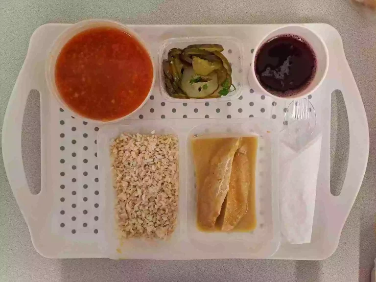 Obiad: dieta podstawowa

kompot owocowy b/c 250ml, pomidorowa z zacierką 400 ml (jaja, gluten, mleko, seler), kurczak pieczony w sosie musztardowym 100 g /70 ml (mleko), ryż brązowy 200 g, surówka z ogórków kiszonych 150 g