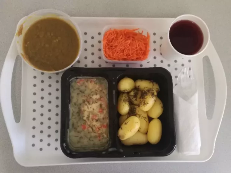 Obiad: dieta z ograniczeniem łatwoprzyswajalnych węglowodanów
kompot owocowy - 250ml, krem z zielonego groszku z razowymi grzankami – 400ml (gluten, mleko, seler), łosoś zapiekany z warzywami w sosie koperkowym - 100g (ryba, mleko, seler), ziemniaki gotowane – 200g, surówka z marchwi i brzoskwini - 150g Obiad: dieta z ograniczeniem łatwoprzyswajalnych węglowodanów
kompot owocowy - 250ml, krem z zielonego groszku z razowymi grzankami – 400ml (gluten, mleko, seler), łosoś zapiekany z warzywami w sosie koperkowym - 100g (ryba, mleko, seler), ziemniaki gotowane – 200g, surówka z marchwi i brzoskwini - 150g