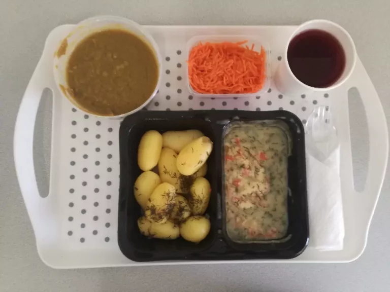 Obiad: dieta podstawowa
kompot owocowy - 250ml, krem z zielonego groszku z razowymi grzankami – 400ml (gluten, mleko, seler), łosoś zapiekany z warzywami w sosie koperkowym - 100g (ryba, mleko, seler), ziemniaki gotowane – 200g, surówka z marchwi i brzoskwini - 150g Obiad: dieta podstawowa
kompot owocowy - 250ml, krem z zielonego groszku z razowymi grzankami – 400ml (gluten, mleko, seler), łosoś zapiekany z warzywami w sosie koperkowym - 100g (ryba, mleko, seler), ziemniaki gotowane – 200g, surówka z marchwi i brzoskwini - 150g