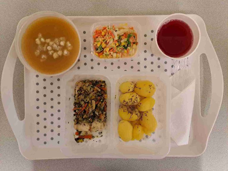 Obiad: dieta z ograniczeniem łatwoprzyswajalnych węglowodanów
kompot owocowy b/c 250ml, krem z grochu z majerankiem 400 ml (seler, mleko), miruna zapiekana w warzywach 130 g (ryba, seler), ziemniaki gotowane z koperkiem 200 g, surówka z kapusty pekińskiej, marchewki, z kukurydzą i jogurtem 150 g (mleko) Obiad: dieta z ograniczeniem łatwoprzyswajalnych węglowodanów
kompot owocowy b/c 250ml, krem z grochu z majerankiem 400 ml (seler, mleko), miruna zapiekana w warzywach 130 g (ryba, seler), ziemniaki gotowane z koperkiem 200 g, surówka z kapusty pekińskiej, marchewki, z kukurydzą i jogurtem 150 g (mleko)