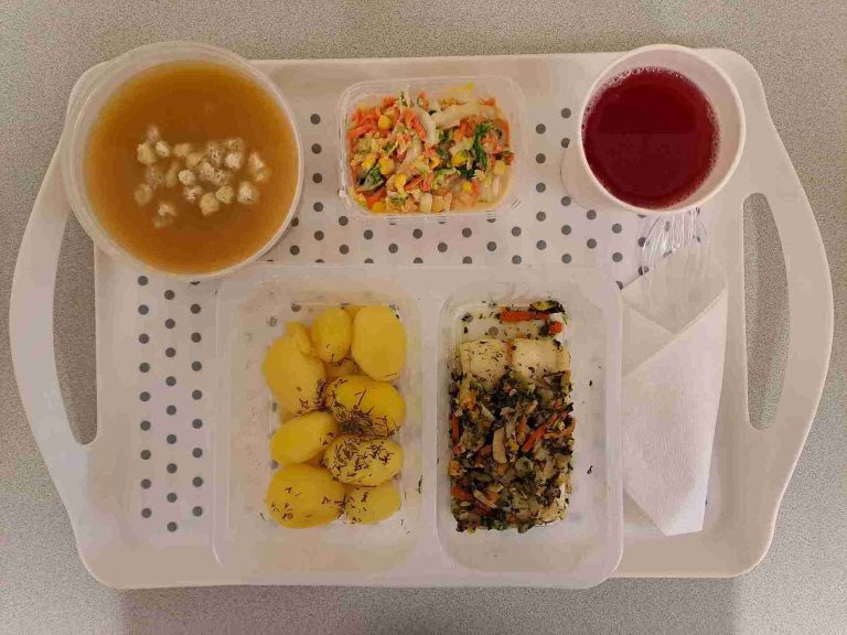 Obiad: dieta podstawowa
kompot owocowy b/c 250ml, krem z grochu z majerankiem 400 ml (seler, mleko), miruna zapiekana w warzywach 130 g (ryba, seler), ziemniaki gotowane z koperkiem 200 g, surówka z kapusty pekińskiej, marchewki, z kukurydzą i jogurtem 150 g (mleko) Obiad: dieta podstawowa
kompot owocowy b/c 250ml, krem z grochu z majerankiem 400 ml (seler, mleko), miruna zapiekana w warzywach 130 g (ryba, seler), ziemniaki gotowane z koperkiem 200 g, surówka z kapusty pekińskiej, marchewki, z kukurydzą i jogurtem 150 g (mleko)
