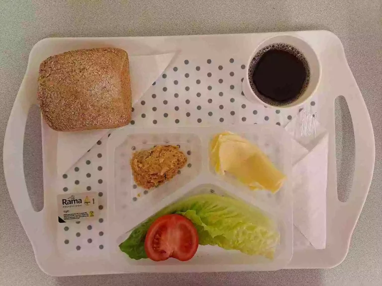 Śniadanie: dieta podstawowa

herbata czarna b/c - 250ml, bułka graham - 100g (gluten), margaryna 60% tł.  - 10g, pasta z ciecierzycy i suszonych pomidorów - 50g, ser żółty- 40g (mleko), 
pomidor - 80g, sałata rzymska - 20g*
