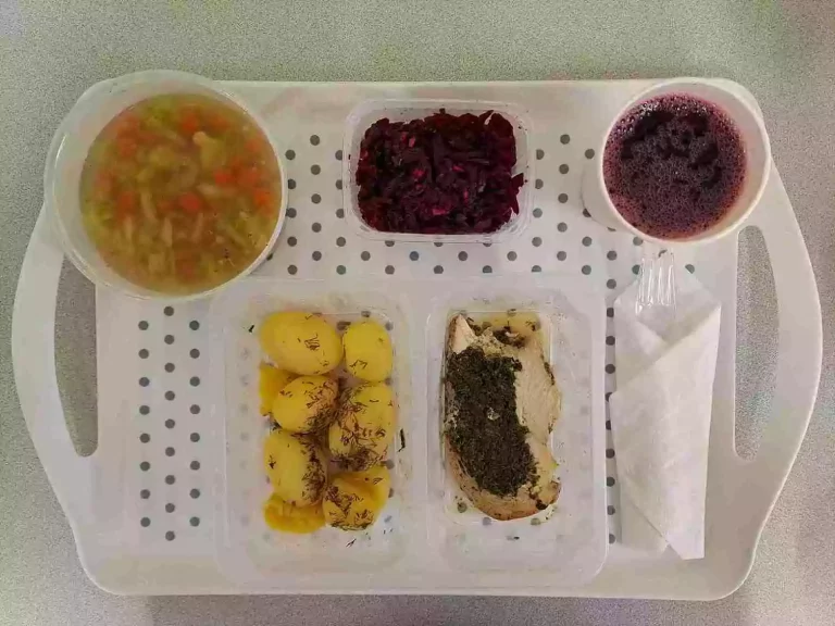 Obiad: dieta z ograniczeniem łatwoprzyswajalnych węglowodanów 

kompot owocowy b/c - 250ml, zupa brokułowa makaronem - 400ml (mleko, gluten, jaja, seler), filet z kurczaka faszerowany szpinakiem - 120g, ziemniaki gotowane - 200g, buraczki tarte z jabłkiem - 150