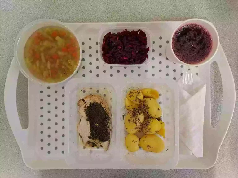 Obiad: dieta podstawowa

kompot owocowy b/c - 250ml, zupa brokułowa makaronem - 400ml (mleko, gluten, jaja, seler), filet z kurczaka faszerowany szpinakiem - 120g, ziemniaki gotowane - 200g, buraczki tarte z jabłkiem - 150
