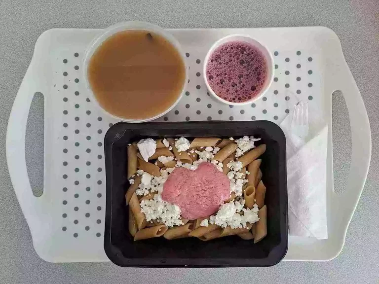 Obiad: dieta z ograniczeniem łatwoprzyswajalnych węglowodanów 

 kompot owocowy - 250ml, zupa pieczarkowa z ziemniakami - 400ml (mleko, seler), makaron razowy – 200g (gluten, jaja), biały ser - 150g (mleko), sos truskawkowy ze/s - 100ml (mleko, gluten)