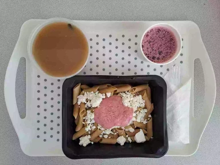 Obiad: dieta podstawowa

kompot owocowy - 250ml, zupa pieczarkowa z ziemniakami - 400ml (mleko, seler), makaron razowy – 200g (gluten, jaja), biały ser - 150g (mleko), sos truskawkowy ze/s - 100ml (mleko, gluten)