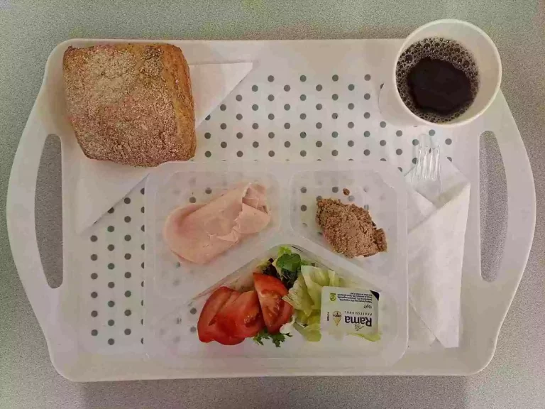 Śniadanie: dieta z ograniczeniem łatwoprzyswajalnych węglowodanów

herbata czarna b/c -250ml, bułka graham – 100g (gluten), margaryna 60% tł.  - 10g, pasta z pieczonej papryki słonecznika - 50g, wędlina z indyka - 40g (soja), pomidor - 80g, sałata lodowa - 30g