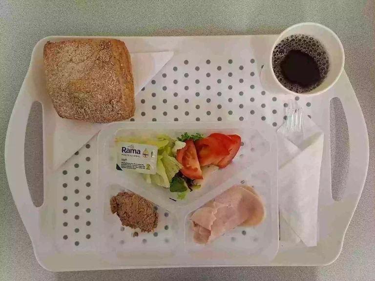 Śniadanie: dieta podstawowa

herbata czarna b/c -250ml, bułka graham – 100g (gluten), margaryna 60% tł.  - 10g, pasta z pieczonej papryki słonecznika - 50g, wędlina z indyka - 40g (soja), pomidor - 80g, sałata lodowa - 30g