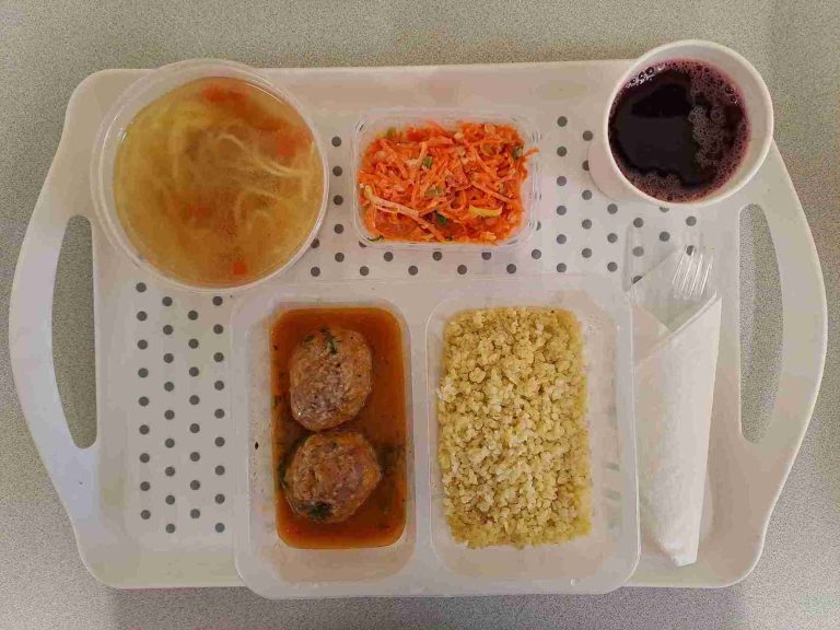 Obiad: dieta z ograniczeniem łatwoprzyswajalnych węglowodanów 

 kompot owocowy - 250ml, rosół z makaronem-400ml (seler, gluten, jajo), klopsiki drobiowe w sosie warzywnym – 100g + 50g sos (jajo, seler, gluten), kasza bulgur - 200g (gluten), surówka z pora, marchwi i jabłka - 150g (mleko)