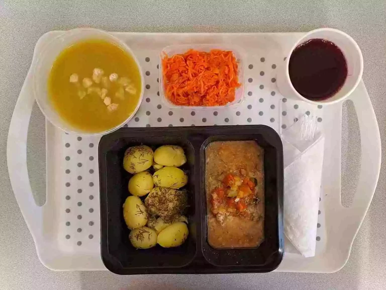 Obiad: dieta z ograniczeniem łatwoprzyswajalnych węglowodanów
kompot owocowy - 250ml, krem z zielonego groszku z razowymi grzankami – 400ml (gluten, mleko, seler), łosoś zapiekany z warzywami w sosie koperkowym - 100g (ryba, mleko, seler), ziemniaki gotowane 200g, surówka z marchwi i brzoskwini-150g Obiad: dieta z ograniczeniem łatwoprzyswajalnych węglowodanów
kompot owocowy - 250ml, krem z zielonego groszku z razowymi grzankami – 400ml (gluten, mleko, seler), łosoś zapiekany z warzywami w sosie koperkowym - 100g (ryba, mleko, seler), ziemniaki gotowane 200g, surówka z marchwi i brzoskwini-150g