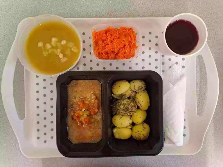 Obiad: dieta podstawowa
kompot owocowy - 250ml, krem z zielonego groszku z razowymi grzankami – 400ml (gluten, mleko, seler), łosoś zapiekany z warzywami w sosie koperkowym - 100g (ryba, mleko, seler), ziemniaki gotowane 200g, surówka z marchwi i brzoskwini-150g Obiad: dieta podstawowa
kompot owocowy - 250ml, krem z zielonego groszku z razowymi grzankami – 400ml (gluten, mleko, seler), łosoś zapiekany z warzywami w sosie koperkowym - 100g (ryba, mleko, seler), ziemniaki gotowane 200g, surówka z marchwi i brzoskwini-150g