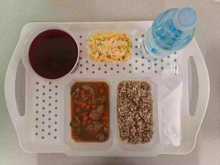 Obiad: dieta z ograniczeniem łatwoprzyswajalnych węglowodanów 

woda źródlana 500ml*, barszcz czerwony z ziemniakami - 400ml (seler, mleko), wątróbka drobiowa gotowana w s/w - 200g, kasza gryczana - 200g, surówka colesław - 150g (mleko)