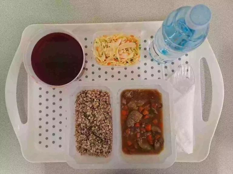 Obiad: dieta podstawowa

woda źródlana - 500ml*, barszcz czerwony z ziemniakami - 400ml (seler, mleko), wątróbka drobiowa gotowana w s/w - 200g, kasza gryczana - 200g, surówka colesław-150g (mleko)