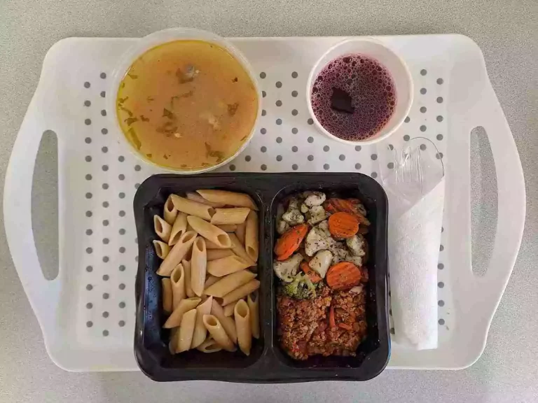 Obiad: dieta z ograniczeniem łatwoprzyswajalnych węglowodanów 

kompot owocowy - 250ml, krupnik z mięsem i ziemniakami - 400ml (seler, gluten), makaron razowy 200g (gluten, jaja), sos boloński z mięsem wieprzowym – 200ml, mix warzyw gotowanych – 150g