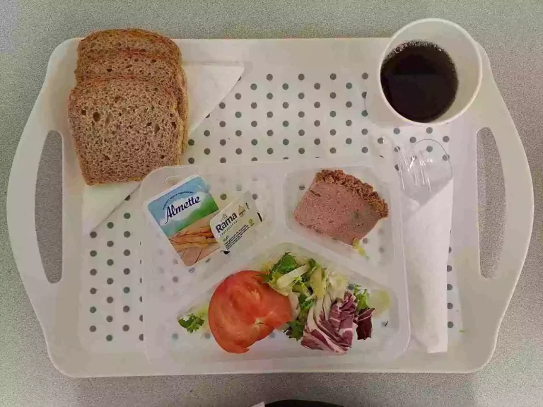 Śniadanie: dieta z ograniczeniem łatwoprzyswajalnych węglowodanów

herbata czarna b/c -250ml, chleb graham - 100g (gluten, sezam), margaryna 60% tł. -10g, pasztet drobiowy - 40g (gluten, jaja, mleko), mini serek almette - 30g (mleko), pomidor - 80g, mix sałat - 20g