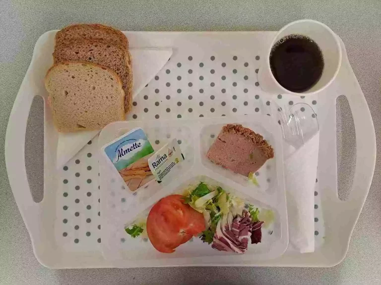 Śniadanie: dieta podstawowa

herbata czarna b/c -250ml, chleb graham - 70g (gluten, sezam), chleb pszenny – 30g (gluten), margaryna 60% tł. -10g, pasztet drobiowy - 40g (gluten, jaja, mleko), mini serek almette - 30g (mleko), pomidor - 80g, mix sałat - 20g