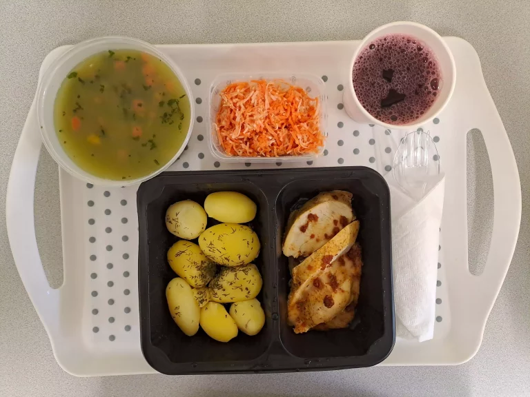 Obiad, dieta z ograniczeniem łatwoprzyswajlanych węglowodanów: kompot owocowy b/c 250 ml, szpinakowa z ziemniakami 400 ml (seler, mleko), grillowany filet z kurczaka zapiekany z suszonymi pomidorami i mozzarellą 120 (mleko), ziemniaki gotowane z koperkiem 200 g, surówka z selera i marchwi 150 g (seler, mleko)
Obiad, dieta z ograniczeniem łatwoprzyswajlanych węglowodanów: kompot owocowy b/c 250 ml, szpinakowa z ziemniakami 400 ml (seler, mleko), grillowany filet z kurczaka zapiekany z suszonymi pomidorami i mozzarellą 120 (mleko), ziemniaki gotowane z koperkiem 200 g, surówka z selera i marchwi 150 g (seler, mleko)